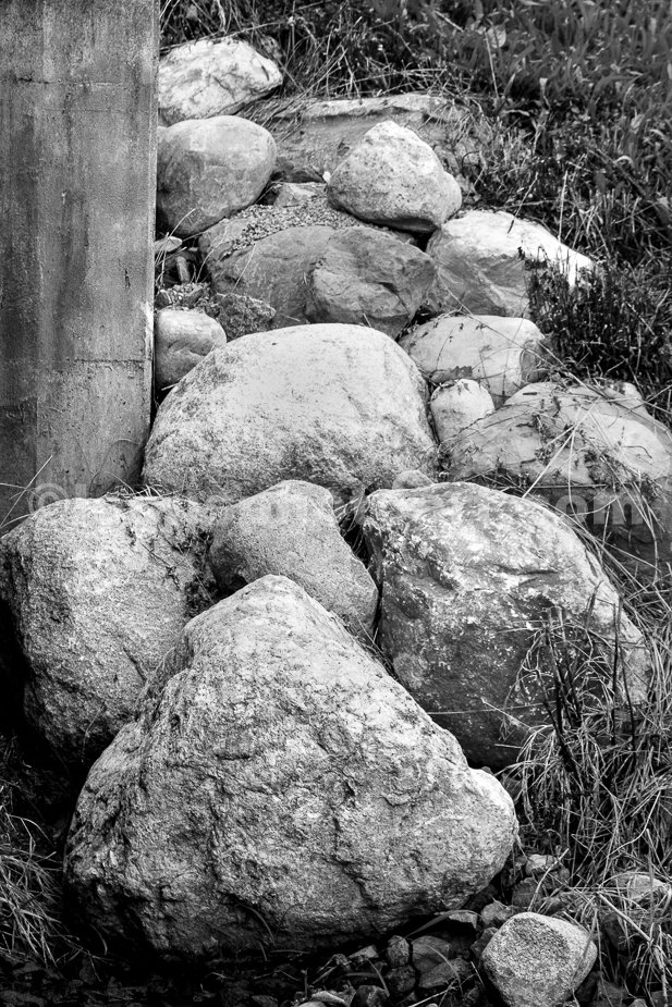 J21_Boulders_in_Pleasant_Creek_3106_BW.jpg