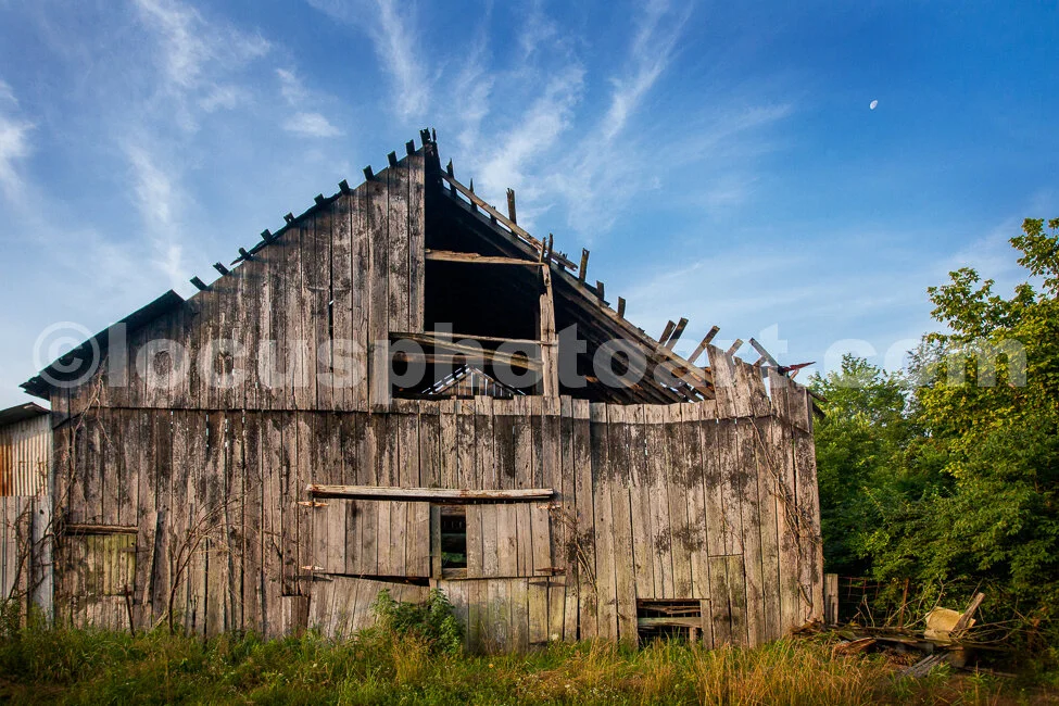 J18_Moon_Over_the_Buzzard_Barn_1111.jpg