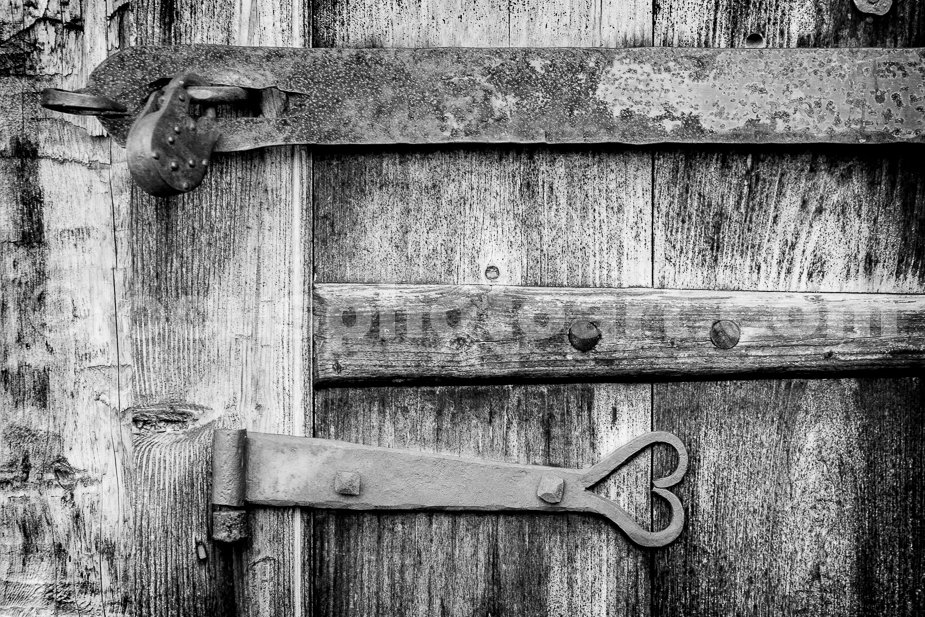 J20_Lock_Rust_and_Hinge_0068_BW.jpg