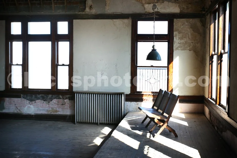 Seating_Under_the_Light_8971.jpg