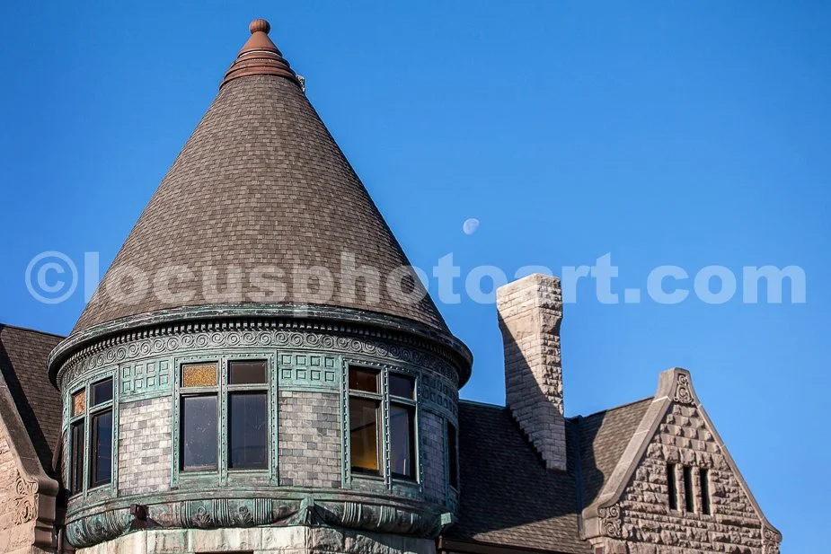 J18_Morning_Moon_over_the_Museum_0183.jpg