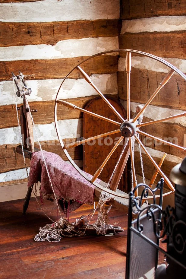 J21_Spinning_Wheel_in_the_Log_Home_6609.jpg