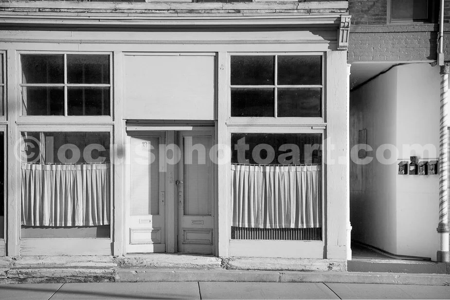 Storefront_on_Broadway_1141_BW.jpg