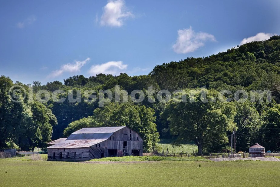 J24_Barn_at_the_Base_of_the_Bluffs_9366.jpg