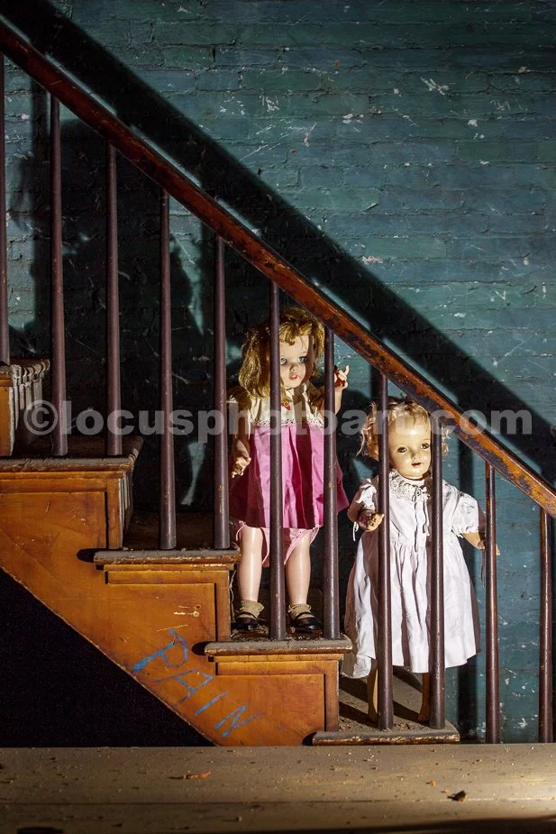 J21_Sisters_on_the_Stairs_5180.jpg
