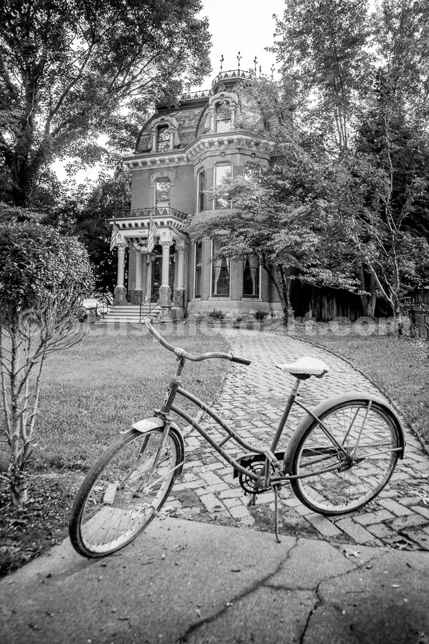 J21_Bike_on_the_Brick_Walk_4859_BW.jpg