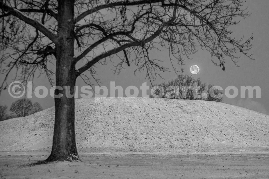 J21_Mounds_Moonset_2021_4087_BW.jpg