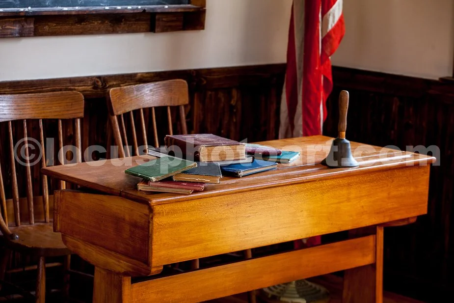 J21_Teacher_s_Desk_6542.jpg