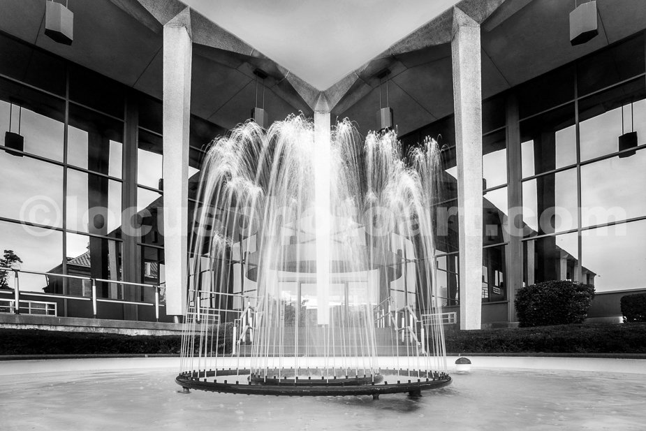 J18_Fountain_at_the_Bank_0925_BW.jpg