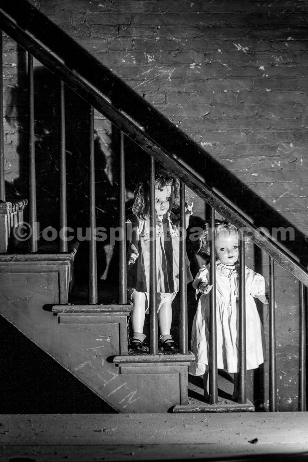 J21_Sisters_on_the_Stairs_5180_BW.jpg