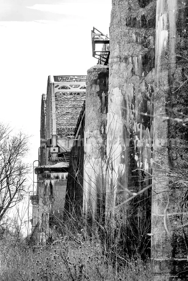 J21_Railroad_Bridge_at_Metropolis_4624_BW.jpg