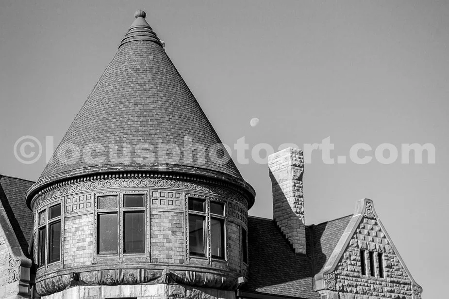 J18_Morning_Moon_over_the_Museum_0183_BW.jpg