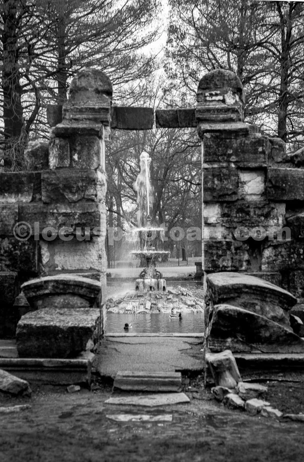 J24_Fountain_and_Ruins_at_Tower_Grove_2994_BW.jpg
