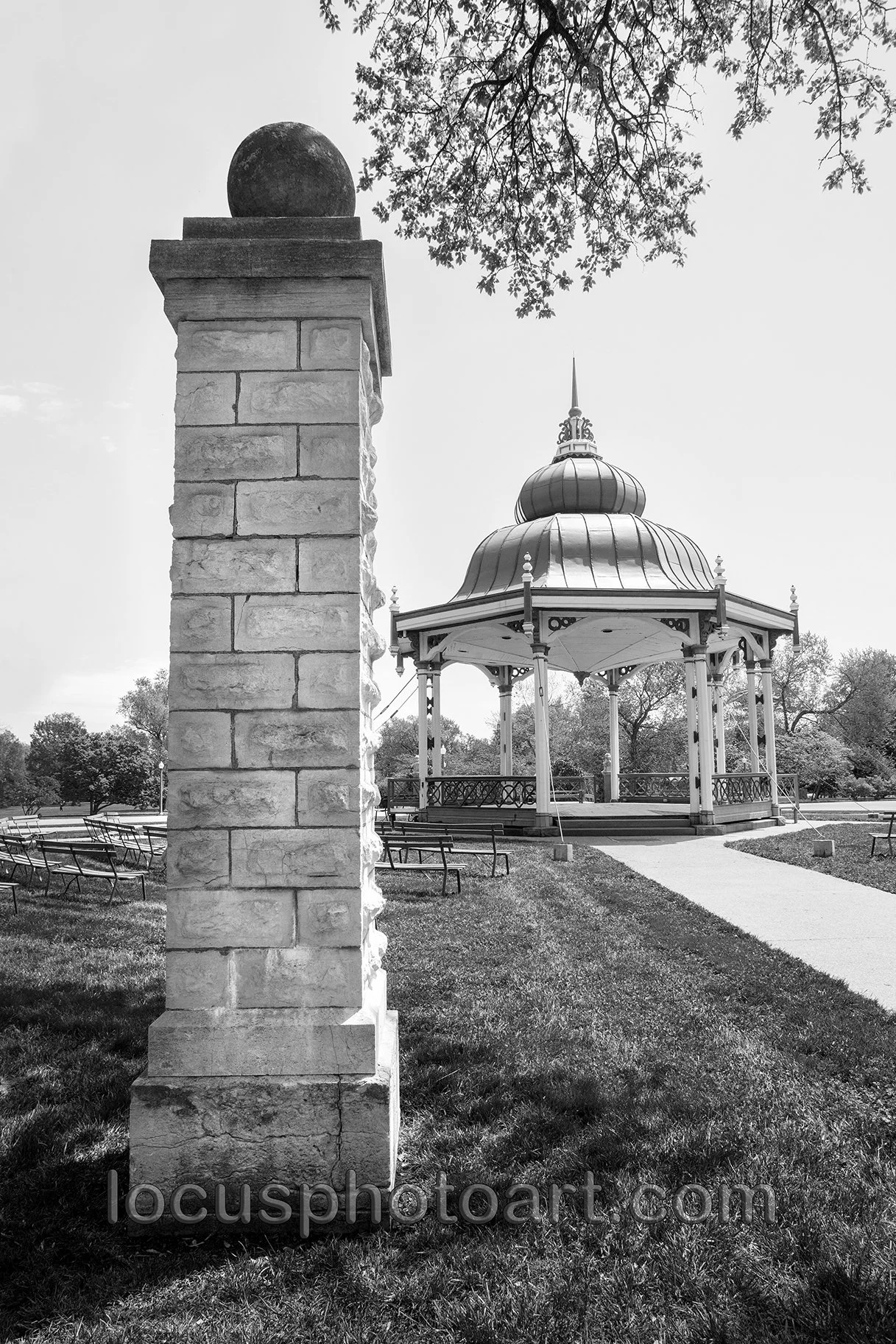 WEB J21 Pillar and Bandstand 7722 BW.jpg