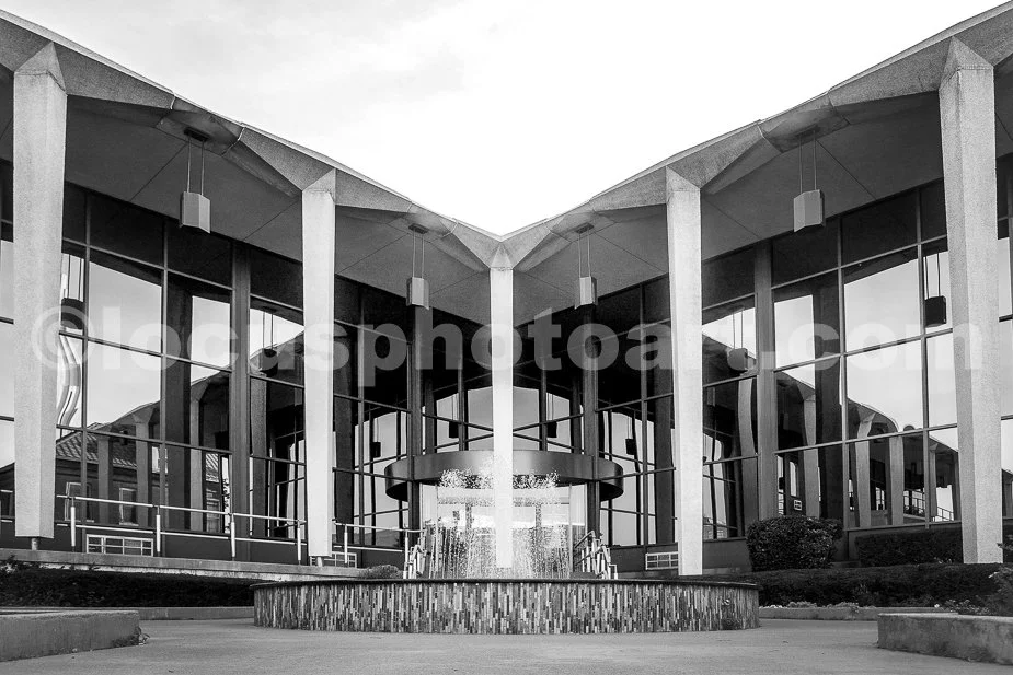 J18_Bank_Fountain_Sunday_0901_BW.jpg