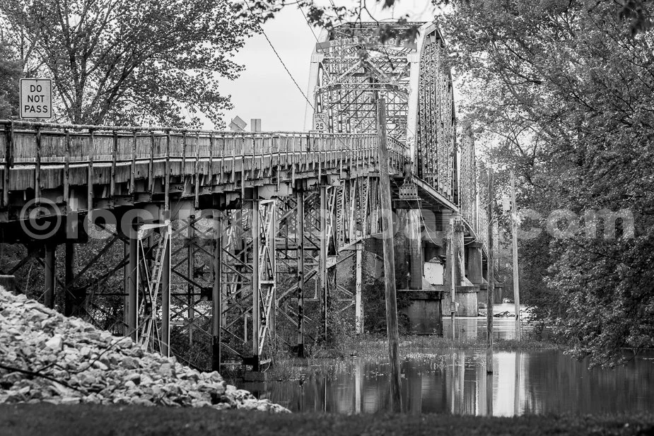 J19_Bridge_Over_the_Flooded_Wabash_0109_BW.jpg