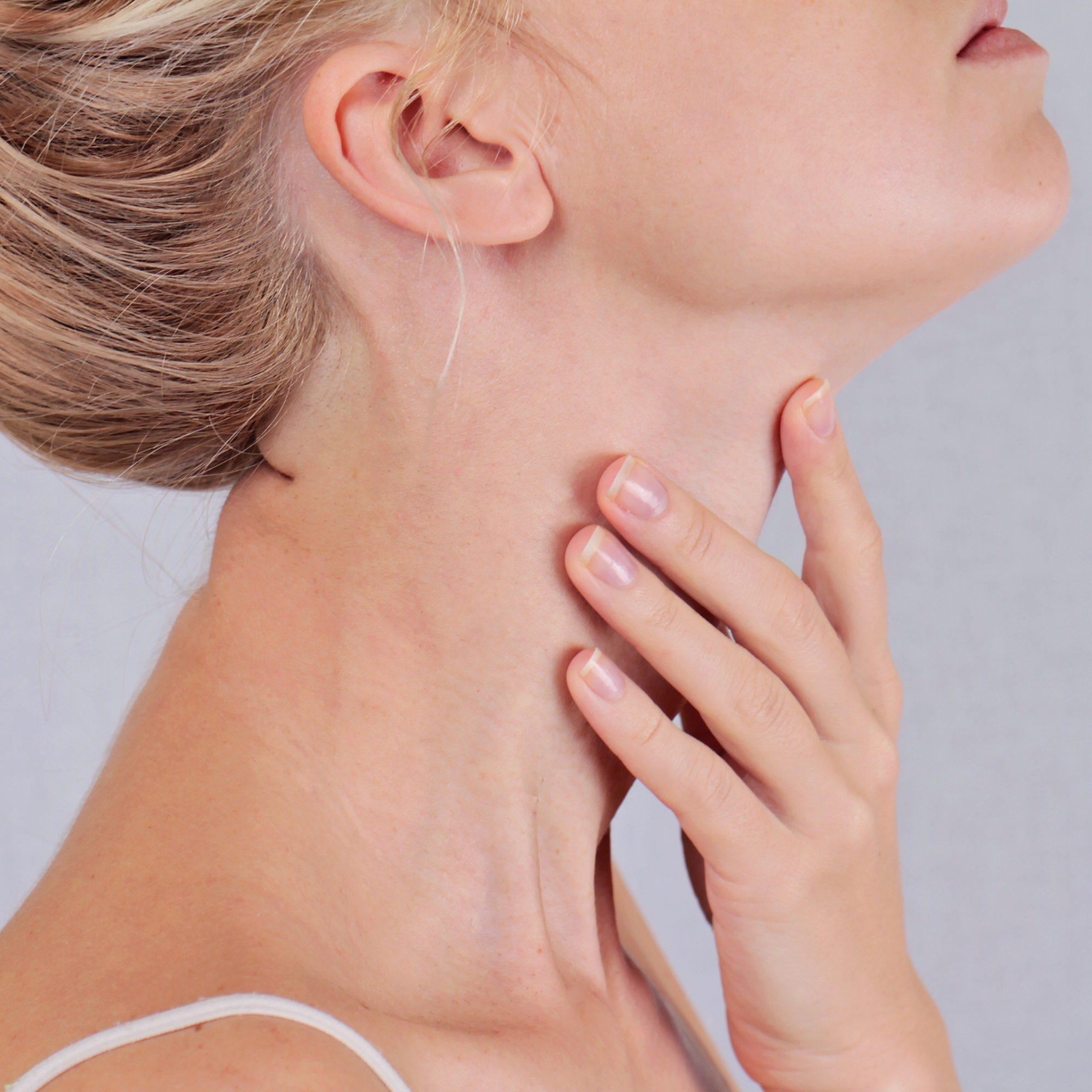 Зоб в горле. Увеличенные лимфоузлы шеи. Второй подбородок и щитовидная железа.