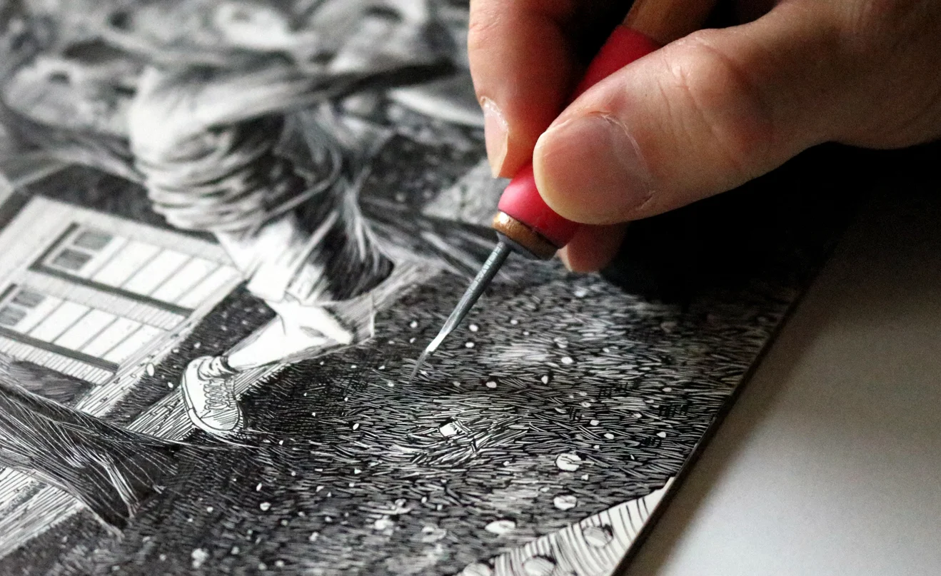 Alejo Porras working on a scratchboard