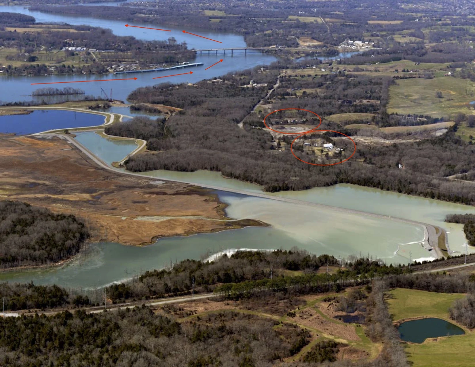 TVA's 476-acre coal ash pond at its Gallatin Plant. The nearby river and residences are highlighted in red. Photo courtesy of Southern Environmental Law Center . 