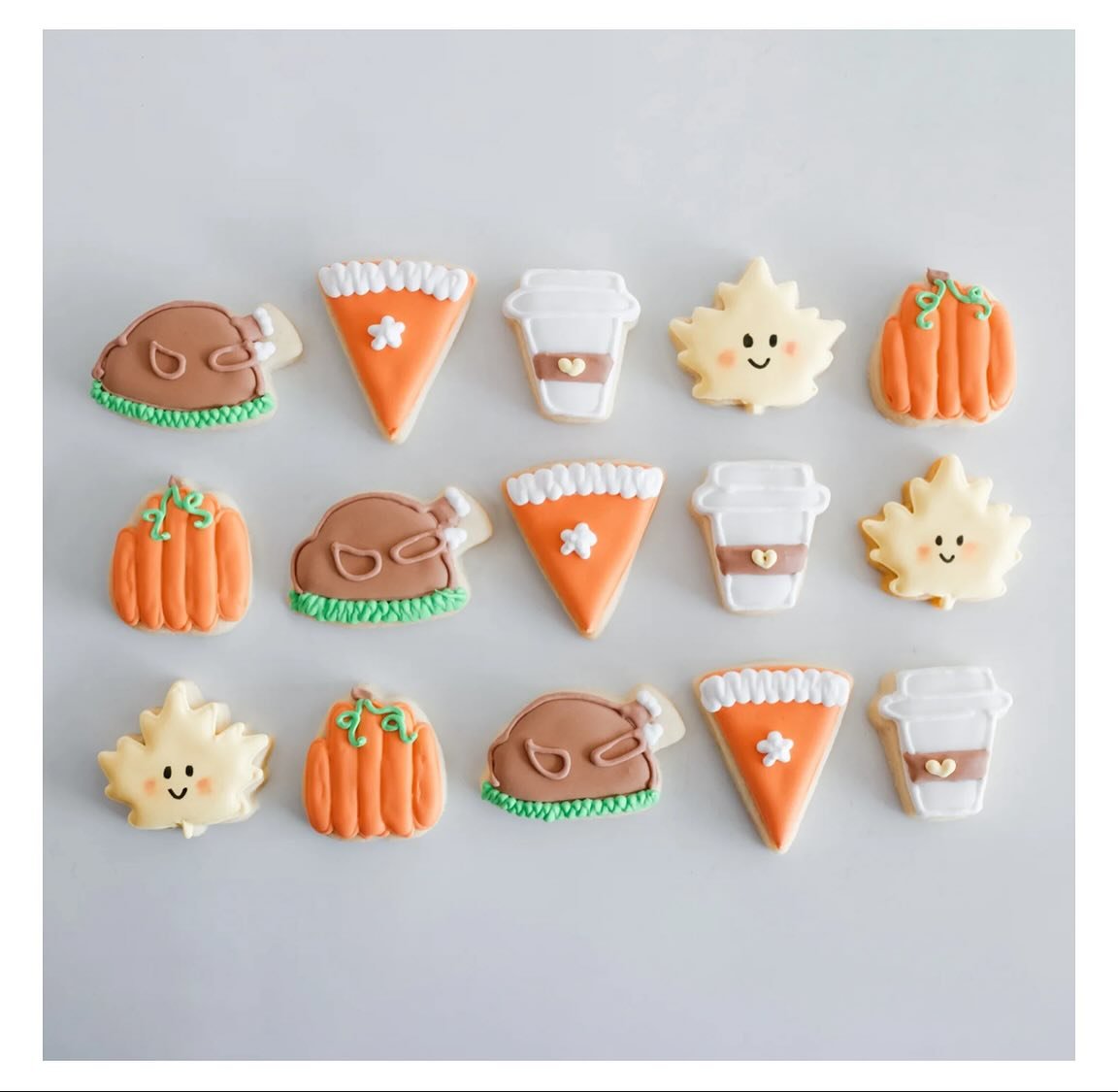 Say hello to Thanksgiving Sugar Cookies! 🍂 Each one is hand-decorated, festive, and just as delicious as they are adorable. Every set comes with a mini turkey, a slice of pumpkin pie, a cozy coffee cup (yes, PSL!), a golden leaf, and a little pumpki