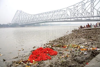 Mullick ghat, near Howrah Bridge in Kolkata. Image courtesy of Parthasarathi Mukherjee, Walks in Kolkata.