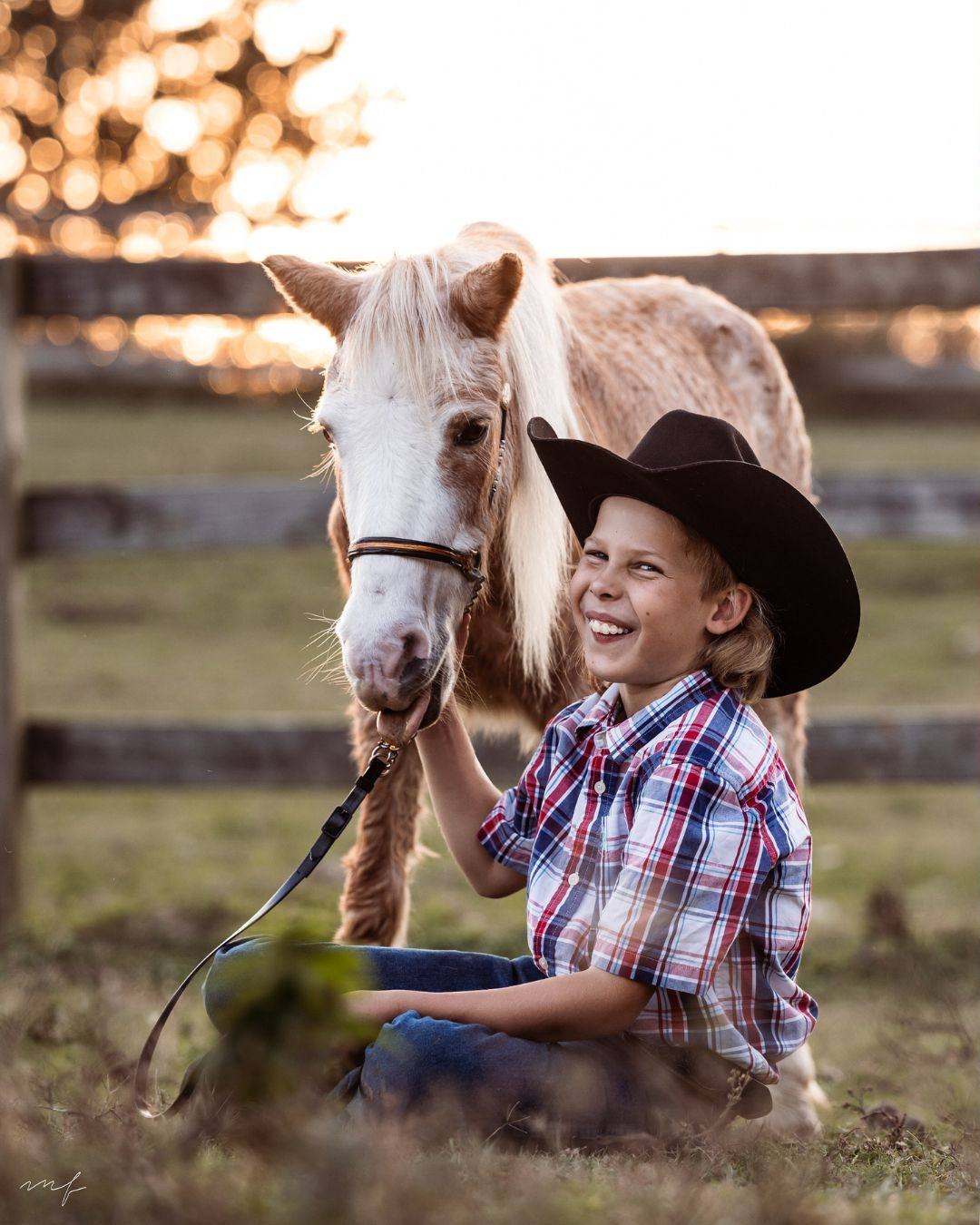 This is what a lifelong friendship looks like.
A boy and the pony who has been there through it all, shows, quiet evenings, and the in-between moments no one thinks to document. Being able to photograph a bond like this is a privilege because these a