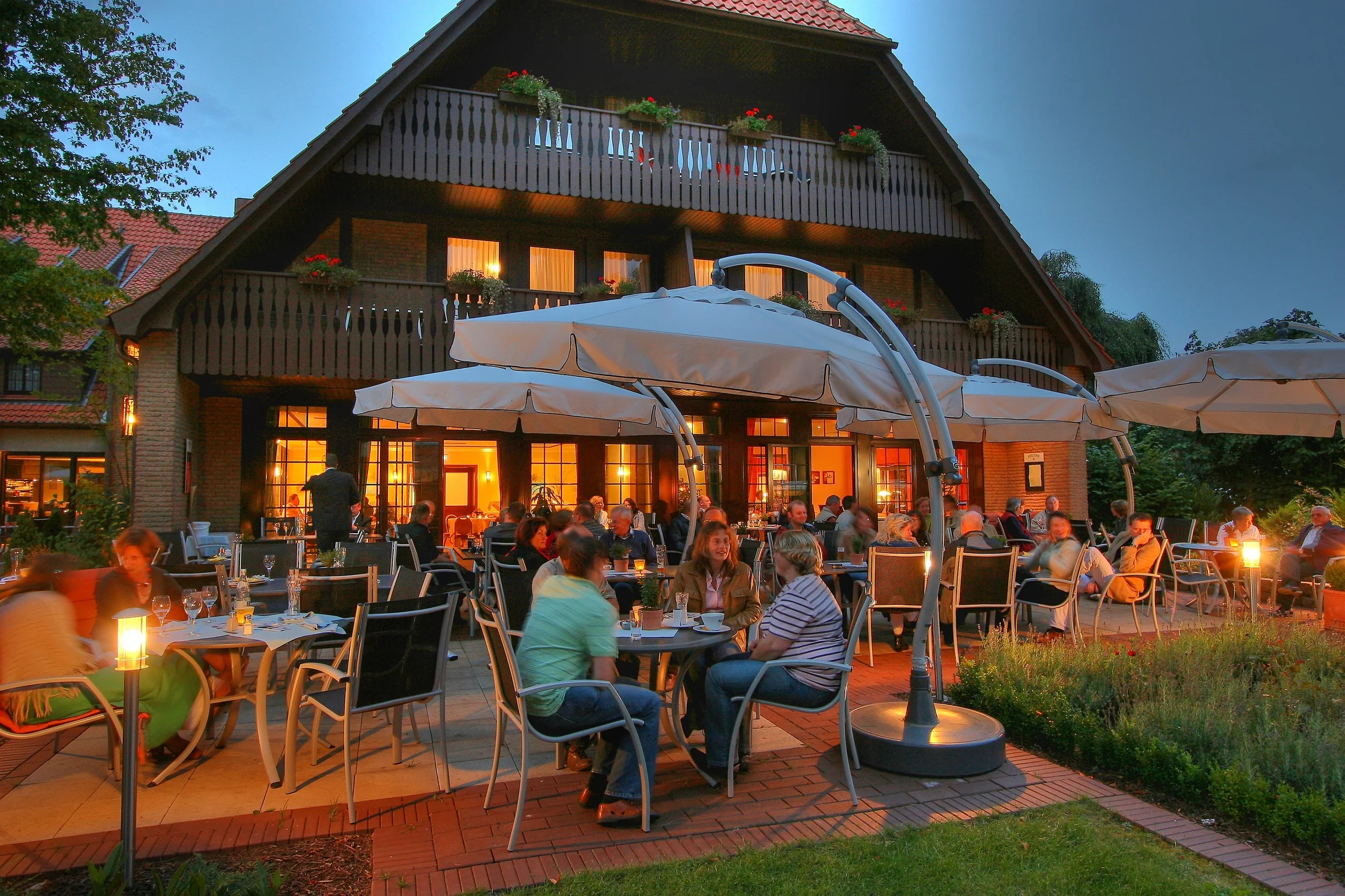IHB-Bilder-Hotel Bramsche Idingshof Abendszene_Terasse2.jpg