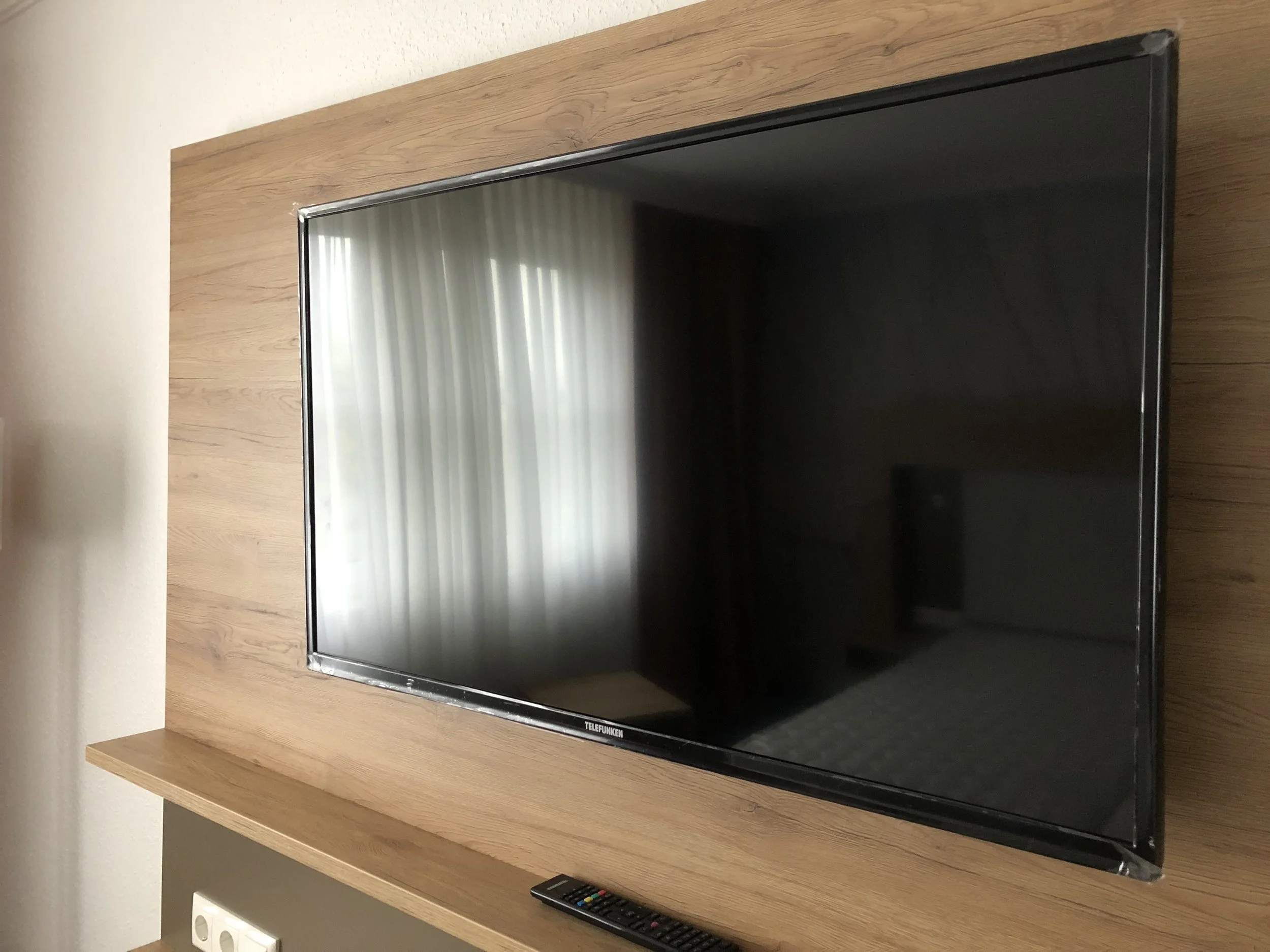 Großer neuer TV - Schutzfolie kommt noch ab