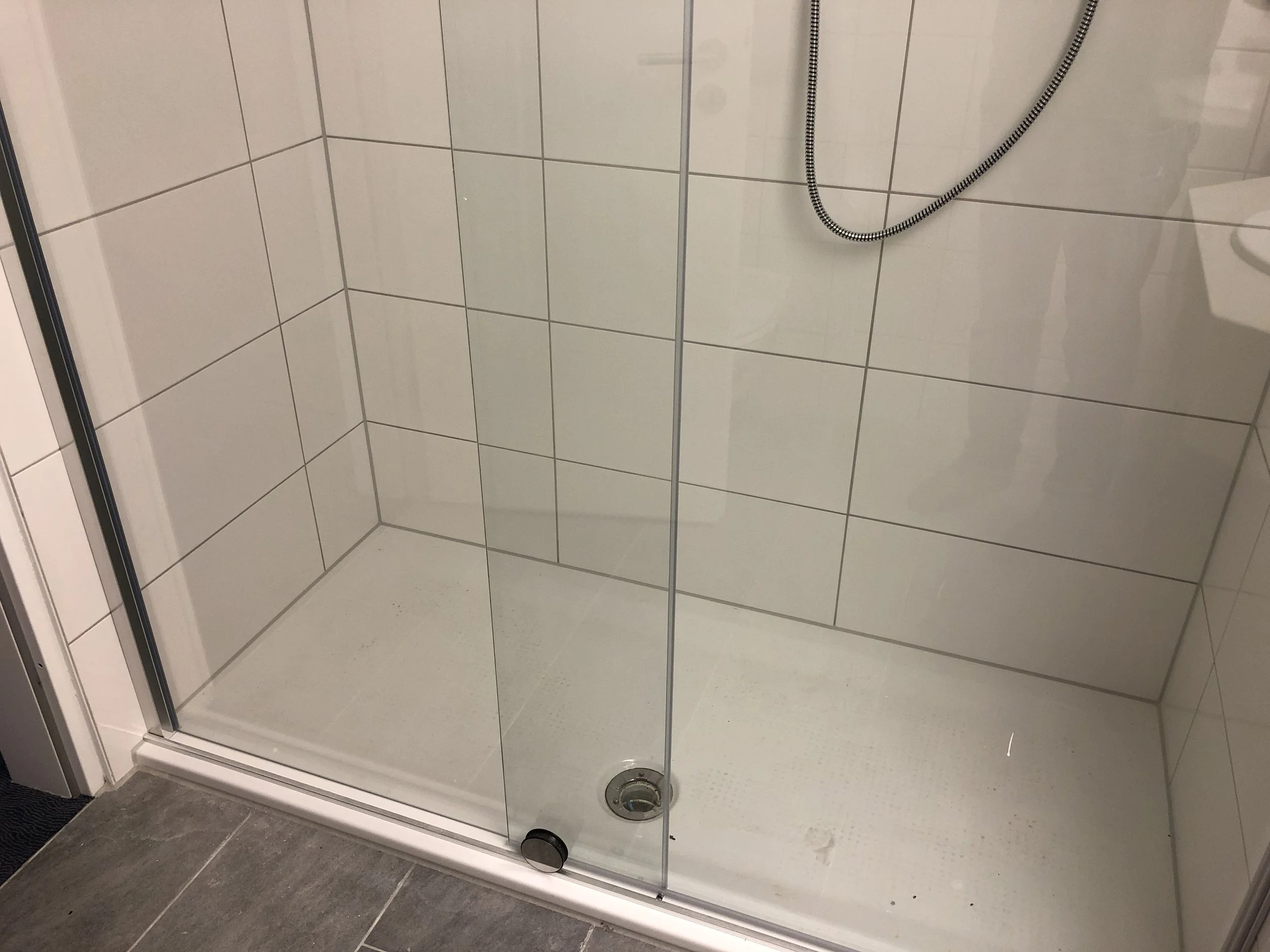 GROSSE DUSCHE - Sauber gemacht wird noch