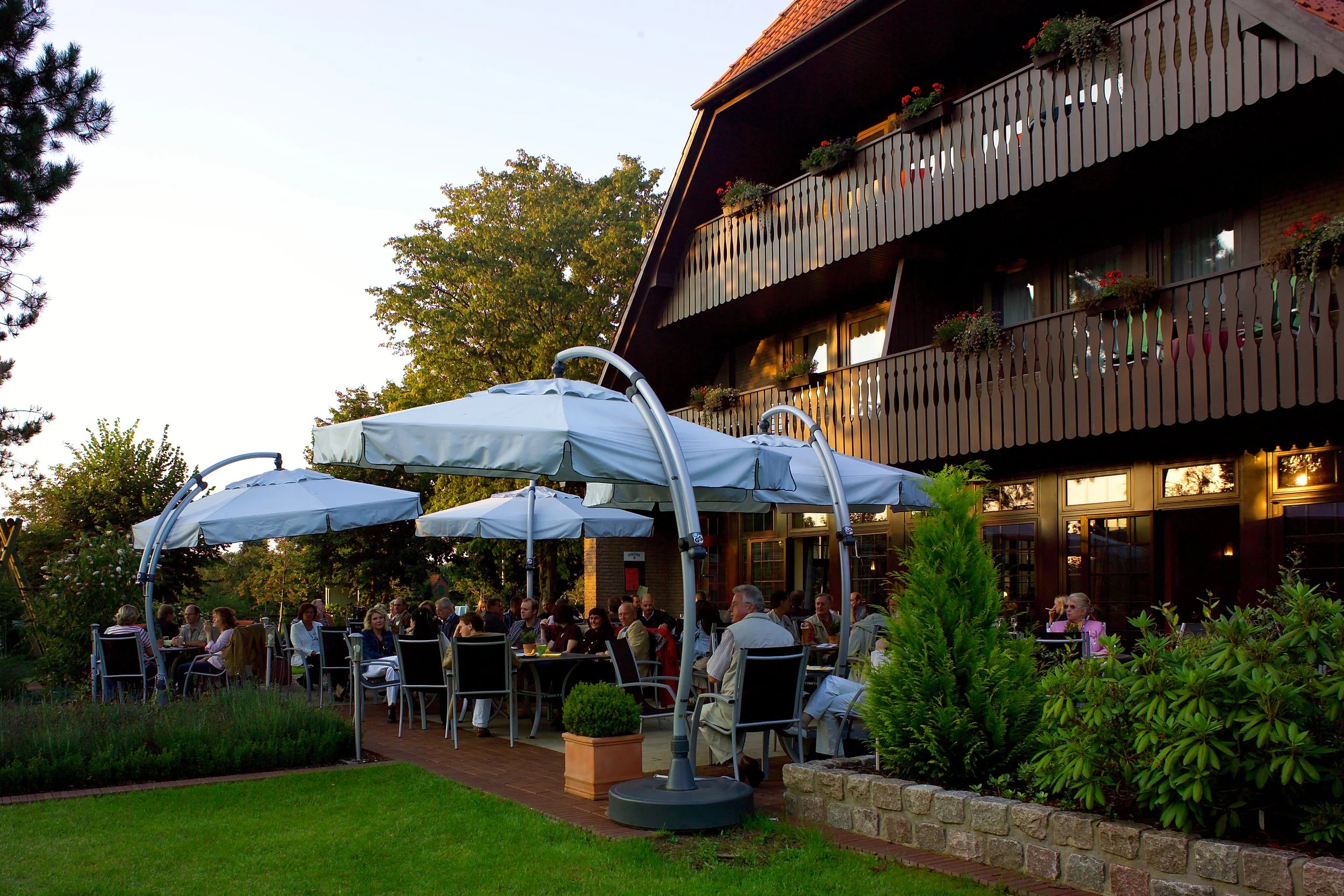 Blick vom Garten des IDINGSHOF Hotel & Restaurant auf die Gartenterrasse