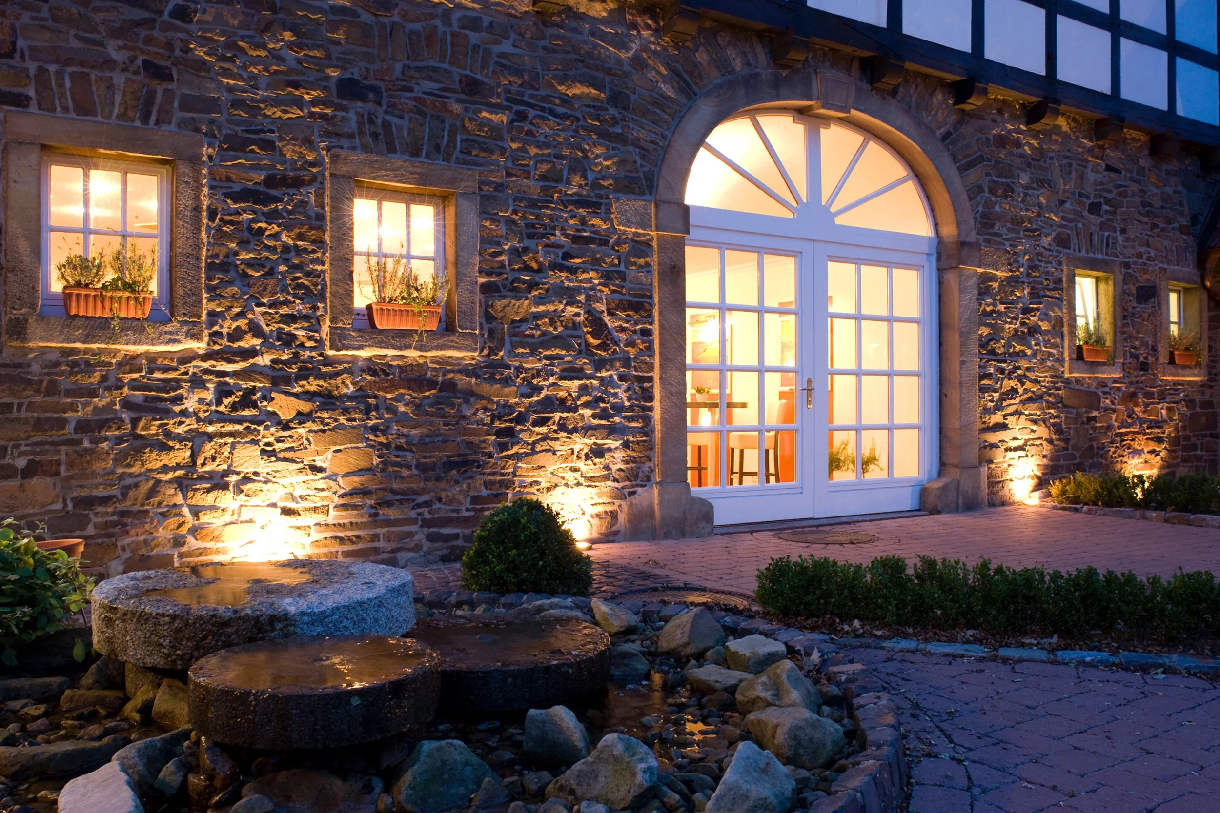 Die große Bogentür mit Brunnen vom IDINGSHOF Hotel & Restaurant