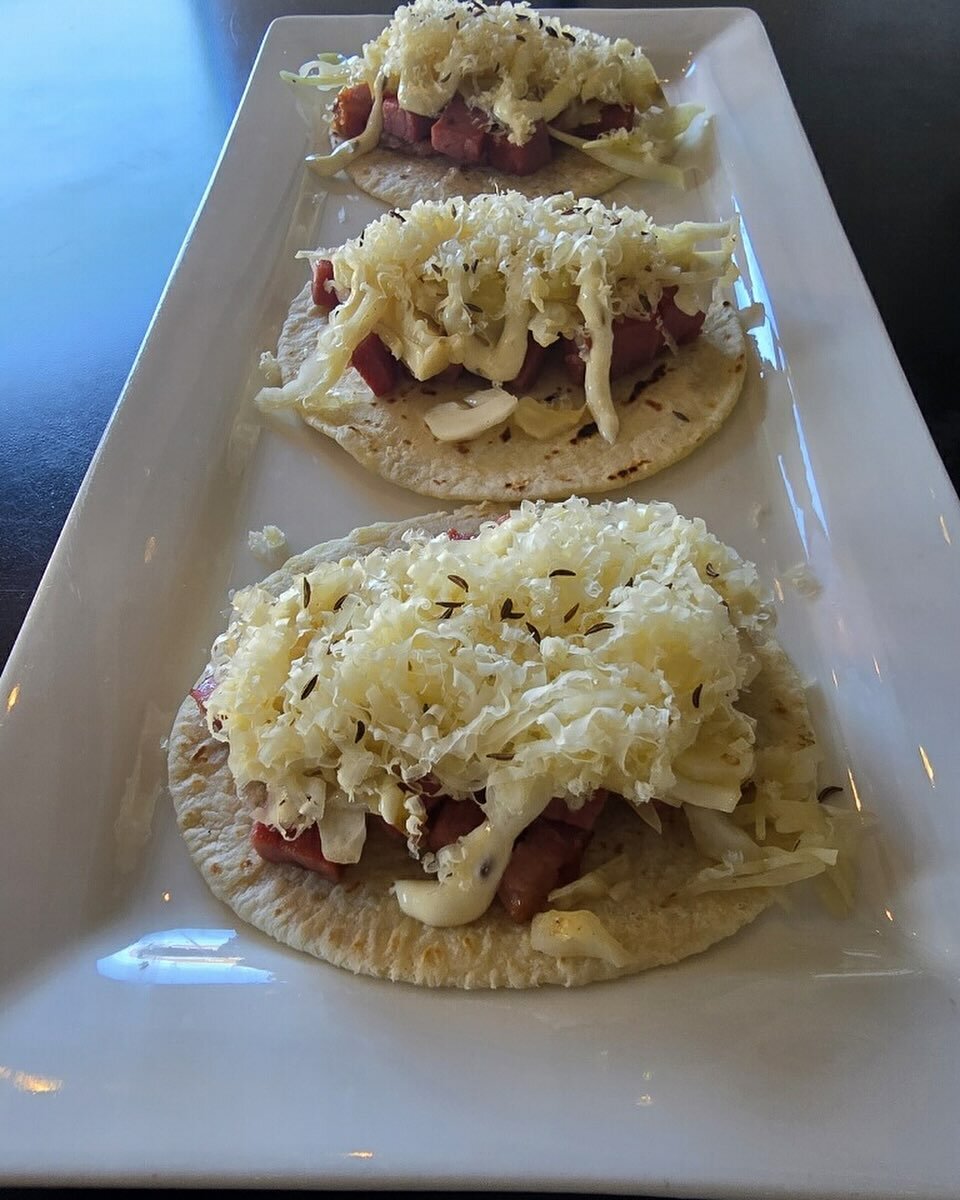 🍀 Corned Beef Tacos 🍀

These Irish inspired tacos are made with corned beef on tortilla with saut&eacute;ed cabbage, horseradish caraway mayo and Irish cheddar 🇮🇪

Starting tomorrow, available all weekend but limited quantities so make sure you g