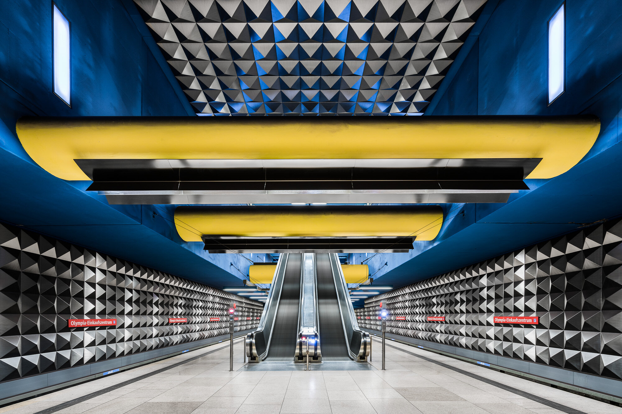 Включи современную станцию. Метро станция Стокгольм Тенста. Современные станции метро. Современная станция. Красивые современные станции метро.