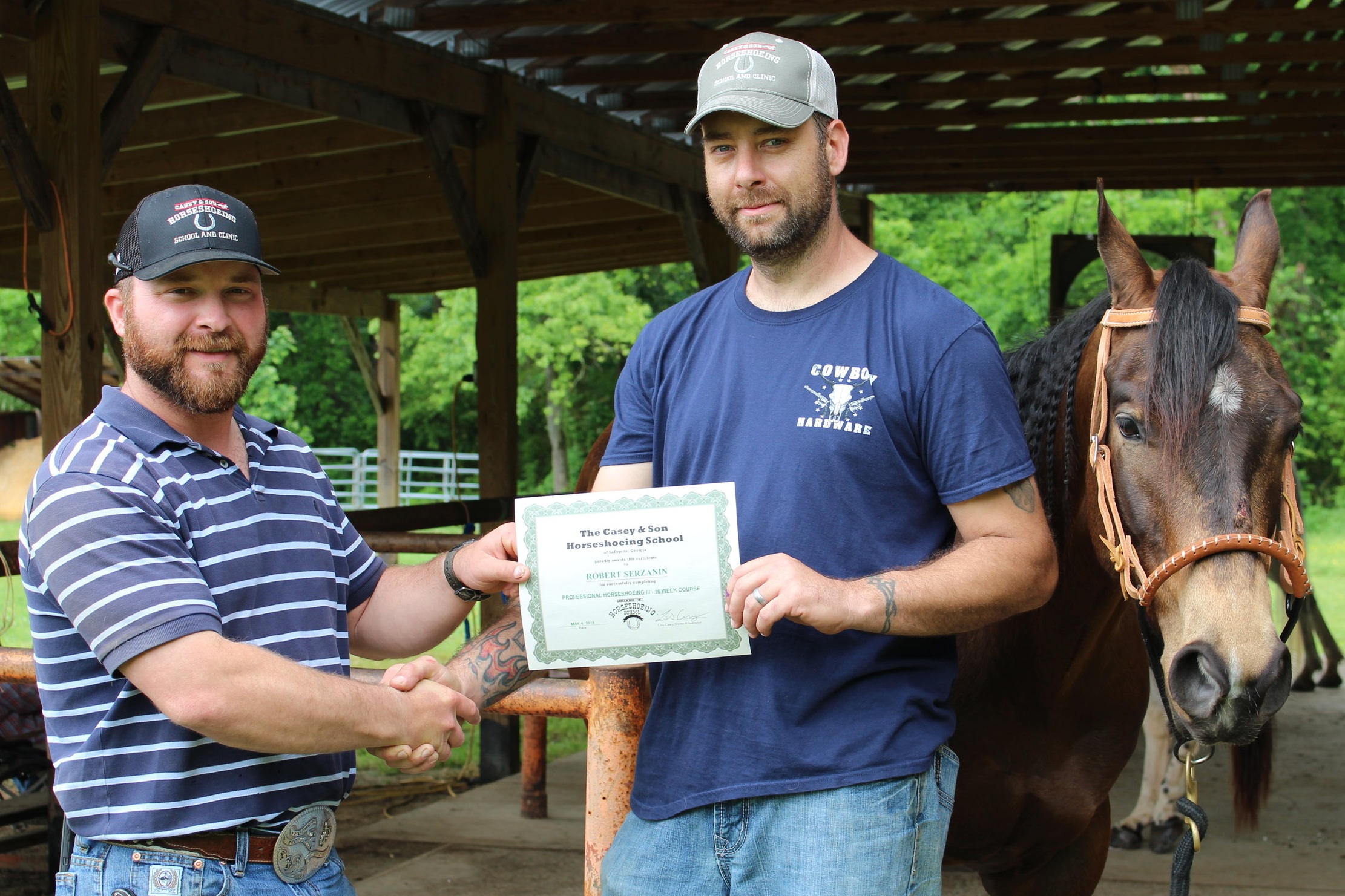 Robert+Serzanin%2C+Veteran+of+MI%2C+new+Certified+Farrier%2C+EFT%2C+Reining+competitor+with+his+3+yr+mare+in+training+he+learned+to+shoe+while+at+Casey+Horseshoeing+School+in+GA%2C+Link+Casey+at+left.jpg