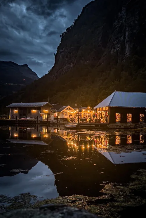 Geiranger Brygge – Loungebar direkt am Wasser in Geiranger