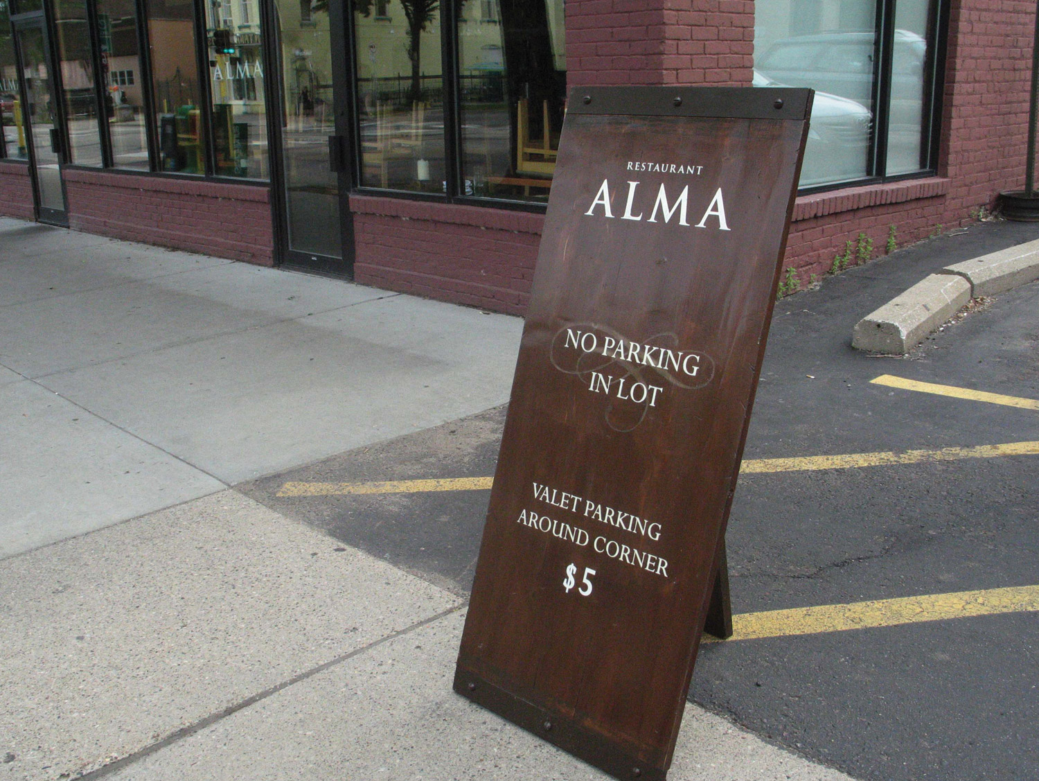 Restaurant-Alma-Sign-00.jpg