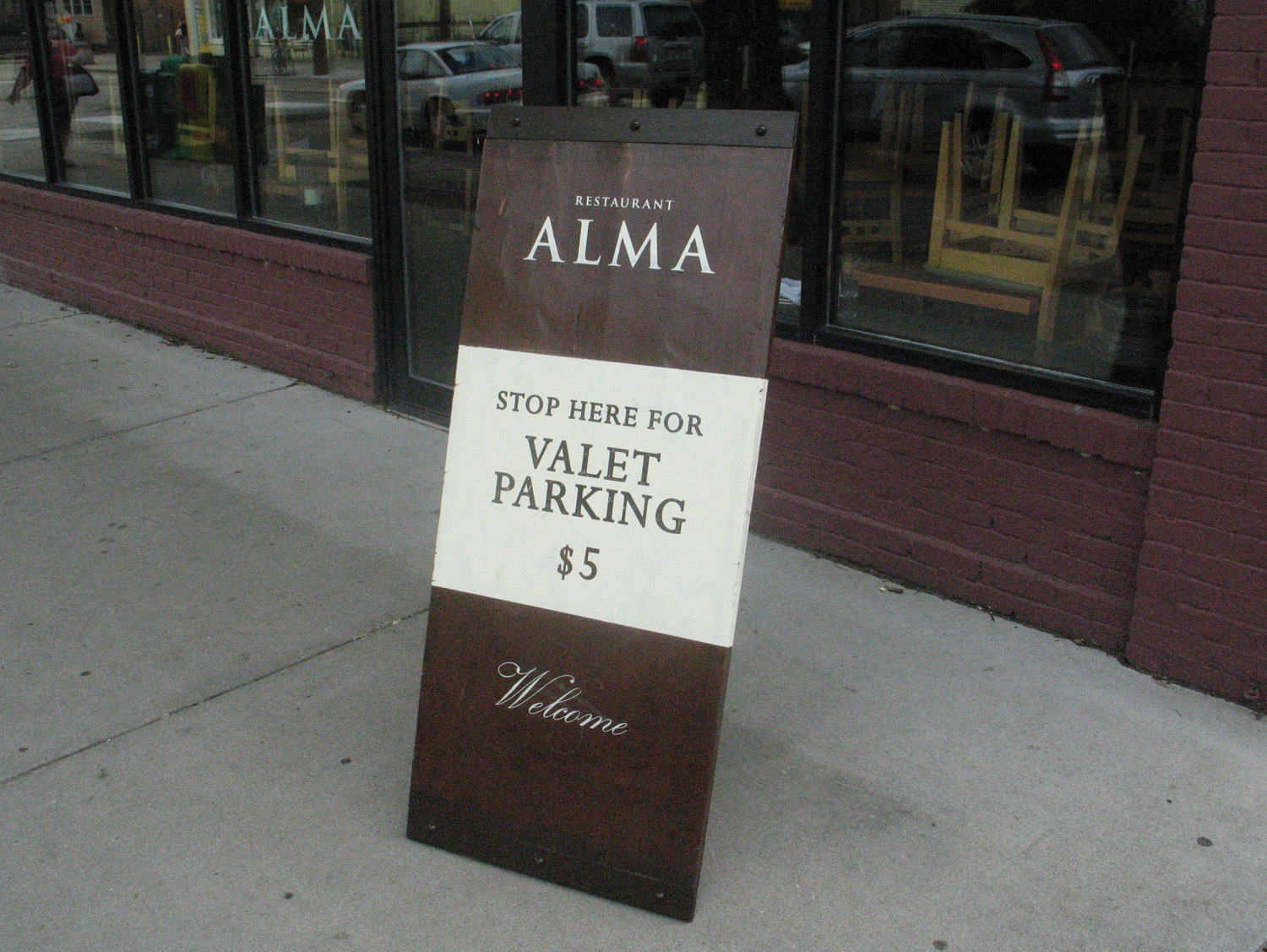 Restaurant-Alma-Sign-02.jpg