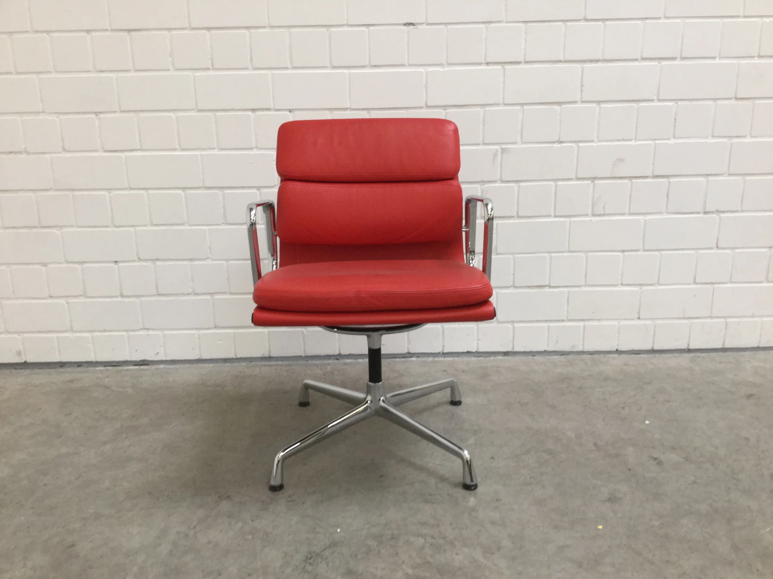 Eames Softpad rotIMG_0088.JPG