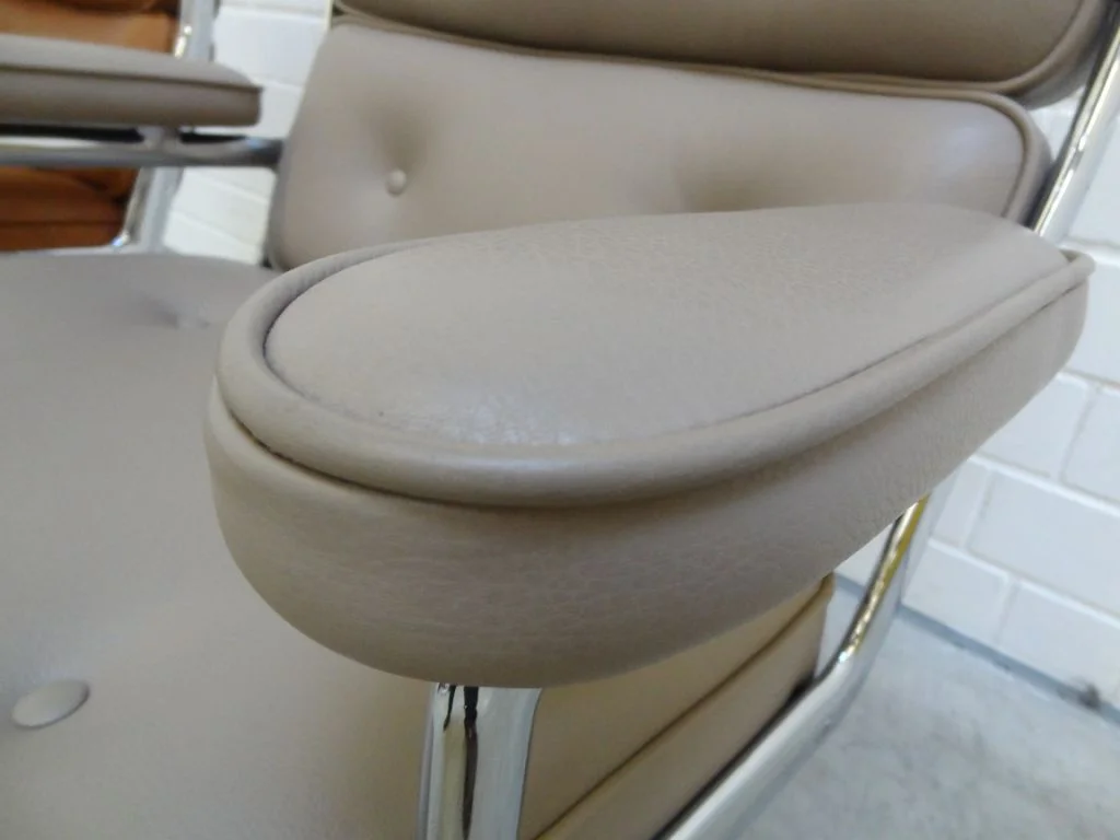 Vitra Lobby Chair (1).JPG