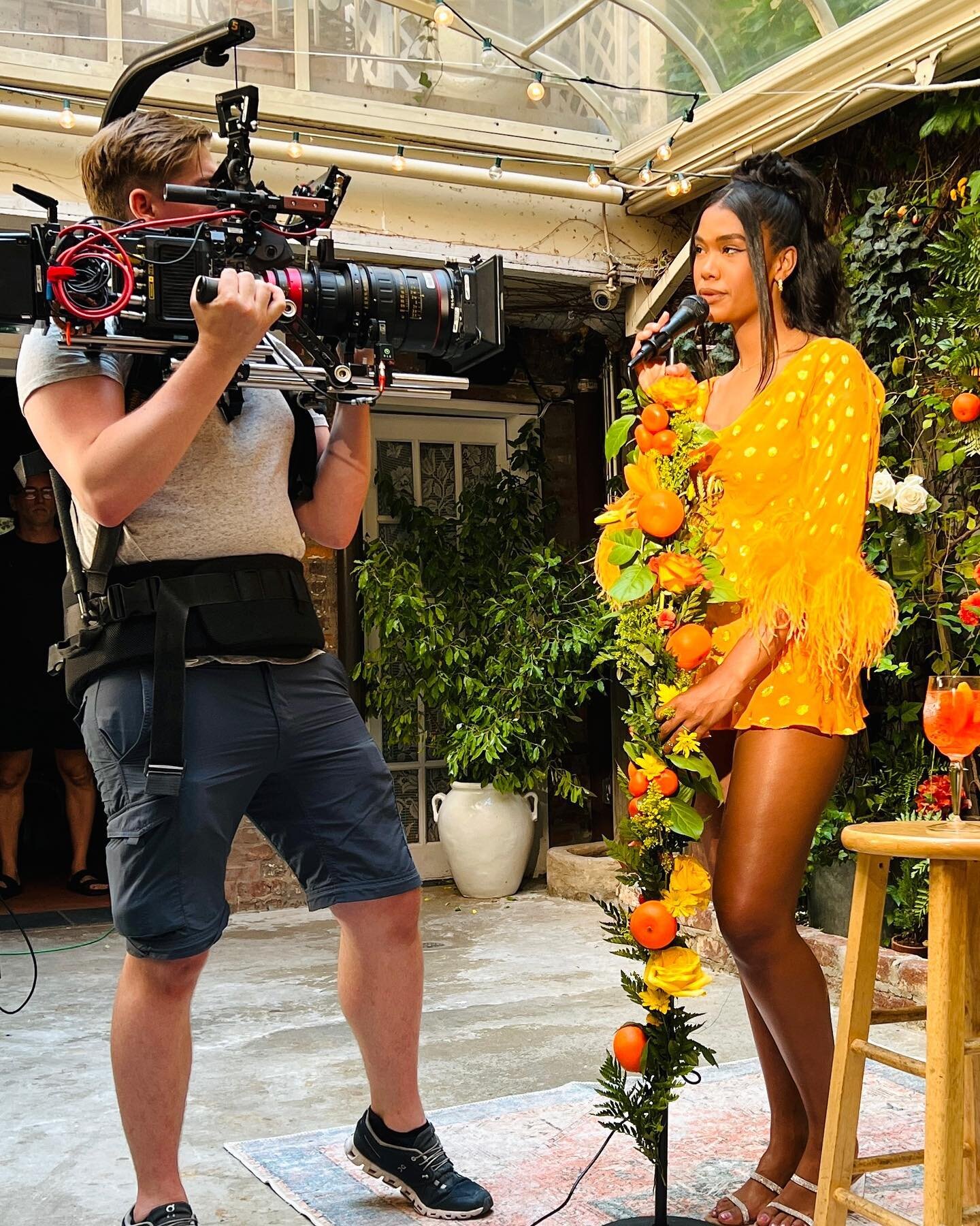 Last summer I got to DP this sunny collaboration between @billboard
@aperolspritzofficial and @instagramber in the beautiful @palmanyc. Rocking the @angenieux Optimi 19.5-94MM is my heaviest handheld build to date 👹Made possible thanks to @easyrig 
