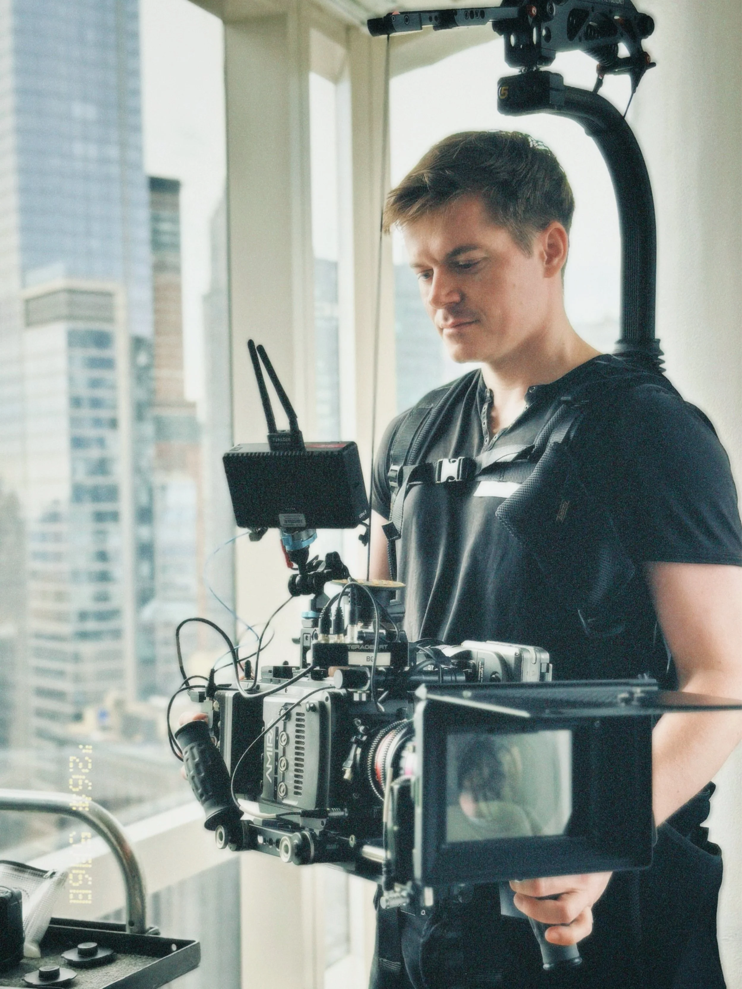 I love being reunited with an @arri Amira, @angenieuxlenses Optimo and @easyrig Vario 5 rig 🫂

#cinematography #cameraoperating #smallhd #spidergrips #serene