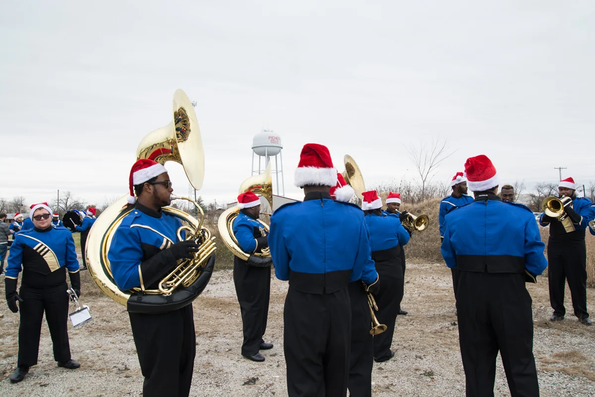 7-Band Warm up picher xmas Sabrina Staires 1191.jpg