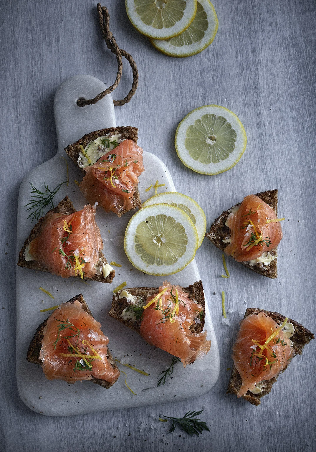 Gravlax_with bread.jpg