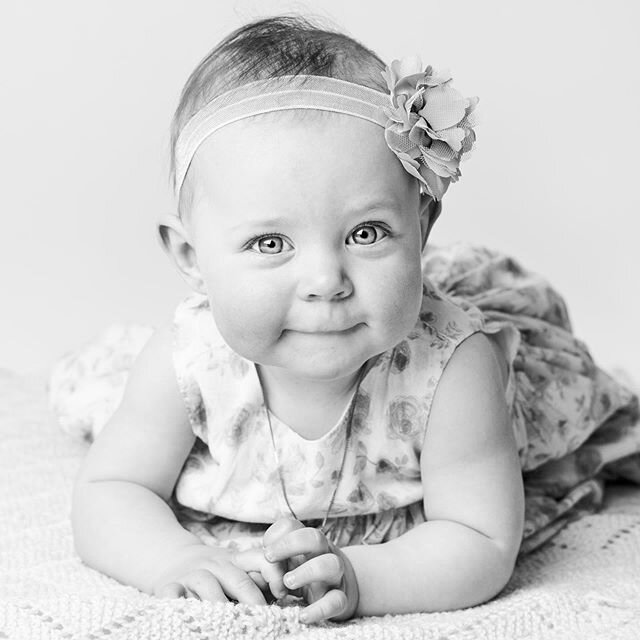 Et barneportrett 💫 .
.
.
#barnefoto #barnefotografering #children #kids #barnefotograf #childrenphotography #babyfoto #babyfotografering #bw #blackandwhite #bnw #blackandwhitephotography #tavarep&aring;minner #smile #barseltid #barselgruppe #fotogra