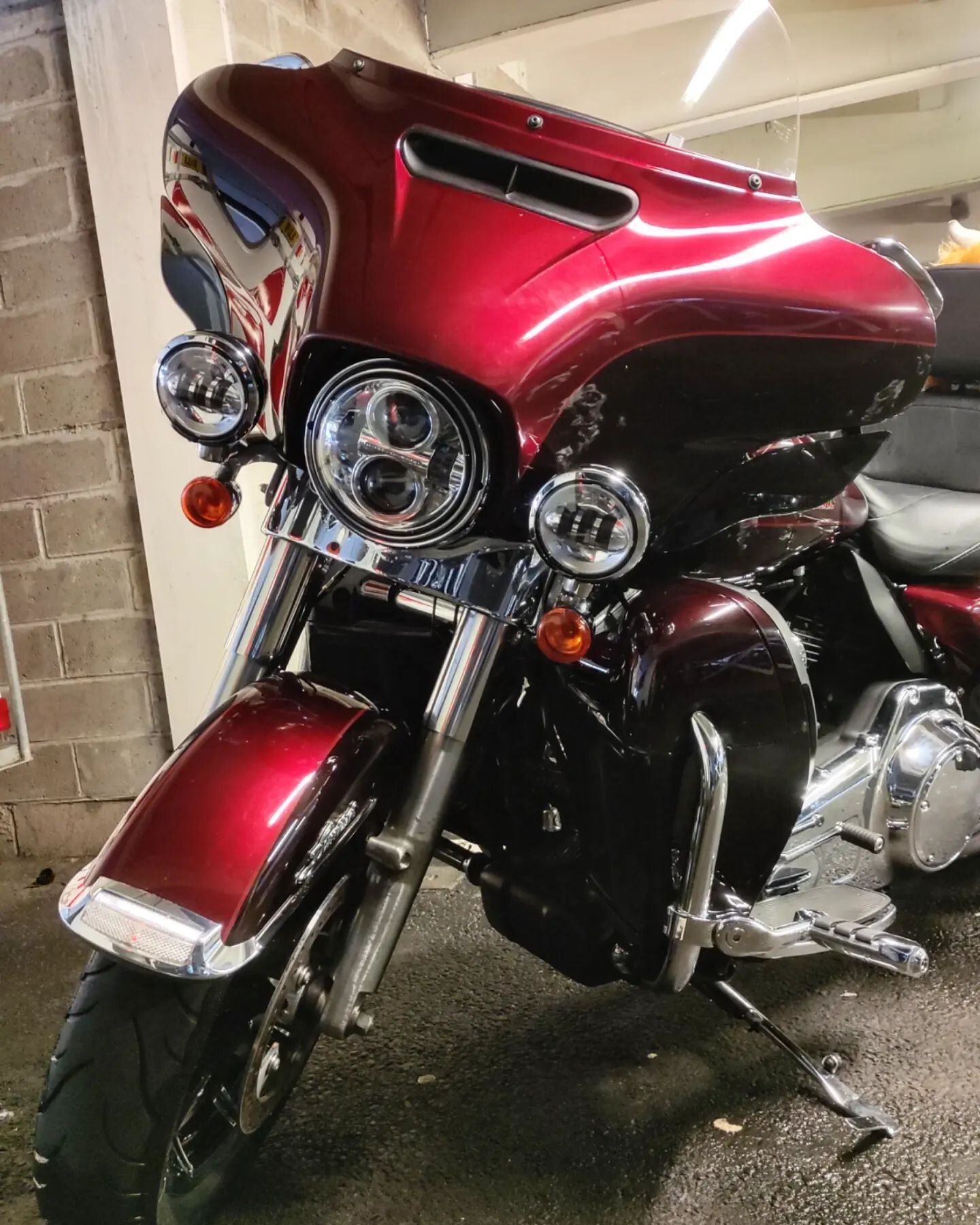 Fantastic colour scheme on this Harley Electra glide. Love the wee front fender light.
. 
.
.
.
#harley #harleydavidson #electraglide #harleyelectraglide #heritage #harleychrome#harleydavidsonmotorcycles#motorcycledetailing #detailing #valeting #moto