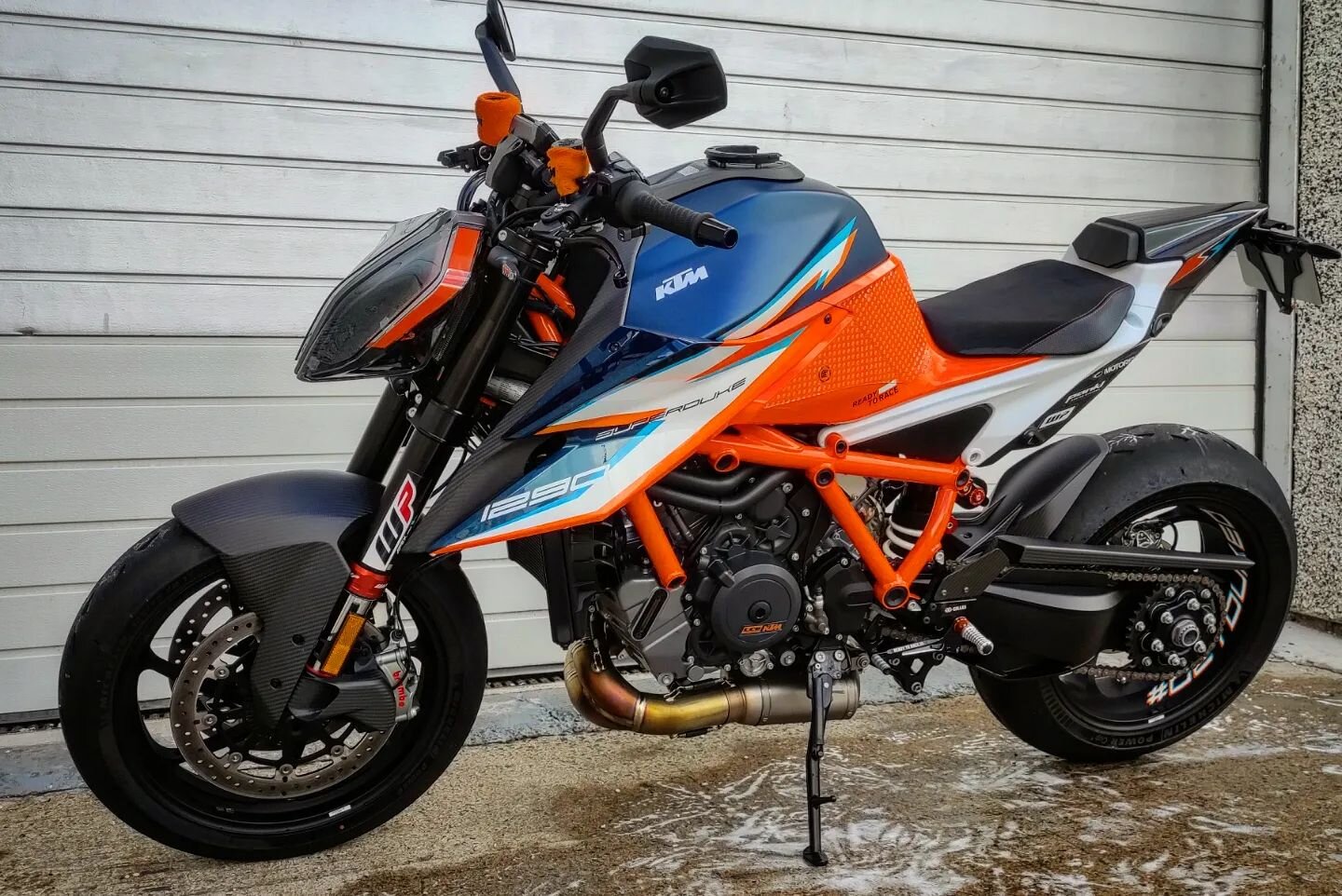 Just before the rain hit, we got it back in the garage to get it finish.
Love the look of these ktm 1290 Superduke 
.
.
.
.
#ktm1290superduker #ktm #superduke #ktmsuperduke1290 #superduke1290 #ktmsuperduke1290r #superduke1290r #readytorace #getduked 
