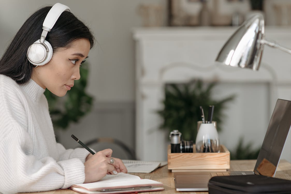 Building Listening Skills in German: Tips for Rapid Comprehension