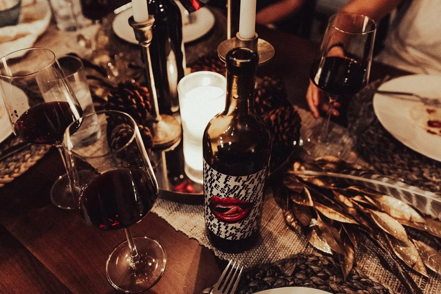 Tis the season to put the good shit on your tables ⚡️✨ @tankwinery #leialohacreative #happyholidays