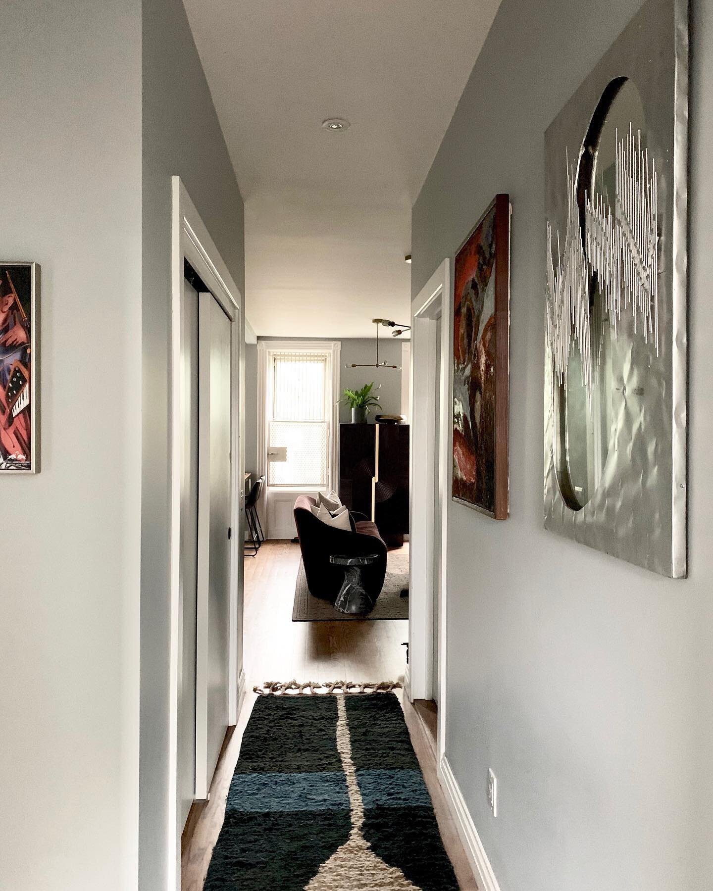 A little hallway moment featuring a stunning Moroccan Boujaad runner from @holdingforth and vintage abstract painting/ mixed media pieces from @dobbinstcoop This hallway feels like being immersed in a Clyfford Still painting. 🤍

#interiordesign #nyc