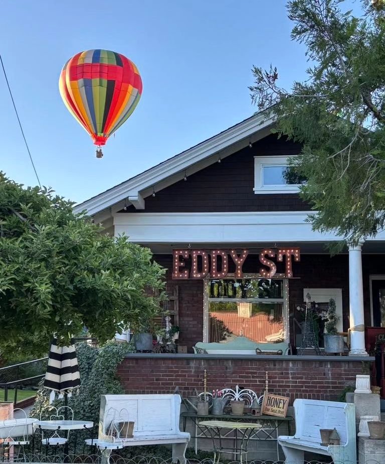😍 The perfect view to start the day! It's our Dancing through the Decades 10th Anniversary Pop-up! See you at 10am! 

#dancingthroughthedecades #10thanniversary #hope #whycv #hotairballoons #gardnervillenevada #mindennevada #carsonvalleynv #eddystre